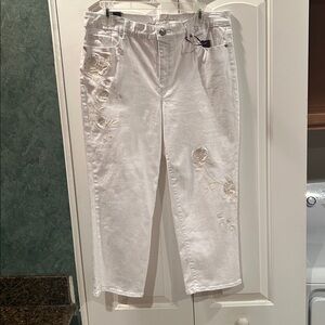 Gloria Vanderbilt White Cropped Jeans with Embroidery